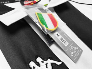 1997/98 Juventus retro football shirt with authentic details