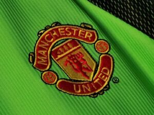 1998-99 Manchester United goalkeeper shirt, classic green design, retro Man Utd keeper jersey, tribute to legendary Peter Schmeichel