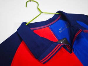 Barcelona 1999 Retro Jersey – Men's FC Barcelona Classic Soccer Shirt featuring legendary design.