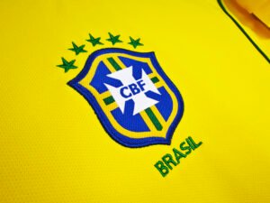 Brazil 2004/06 Ronaldinho home jersey, classic yellow Brazil football shirt with #10.