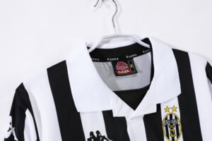 1999/00 Juventus home long-sleeve retro jersey featuring the classic black-and-white stripes, honoring legends like Del Piero and Inzaghi