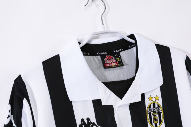1999/00 Juventus home long-sleeve retro jersey featuring the classic black-and-white stripes, honoring legends like Del Piero and Inzaghi