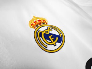 Retro Real Madrid 2005/06 Home Jersey - Image 5